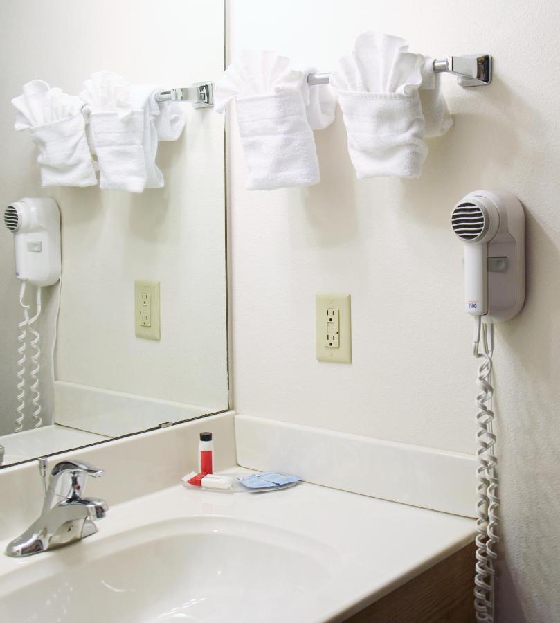 Homestead Inn And Suites Hardin Екстериор снимка