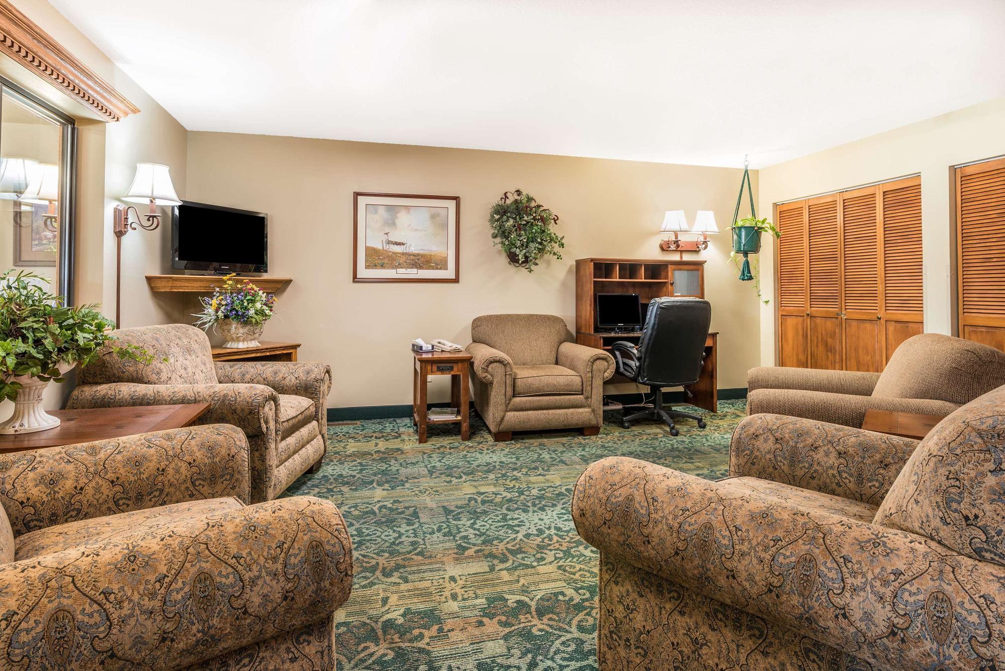 Homestead Inn And Suites Hardin Екстериор снимка