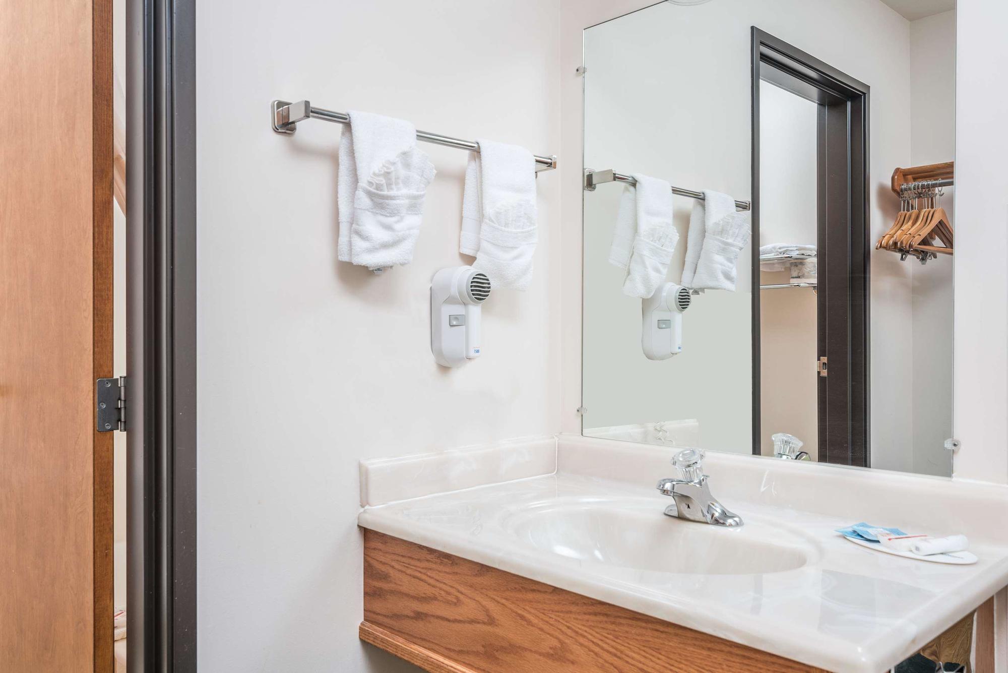Homestead Inn And Suites Hardin Екстериор снимка