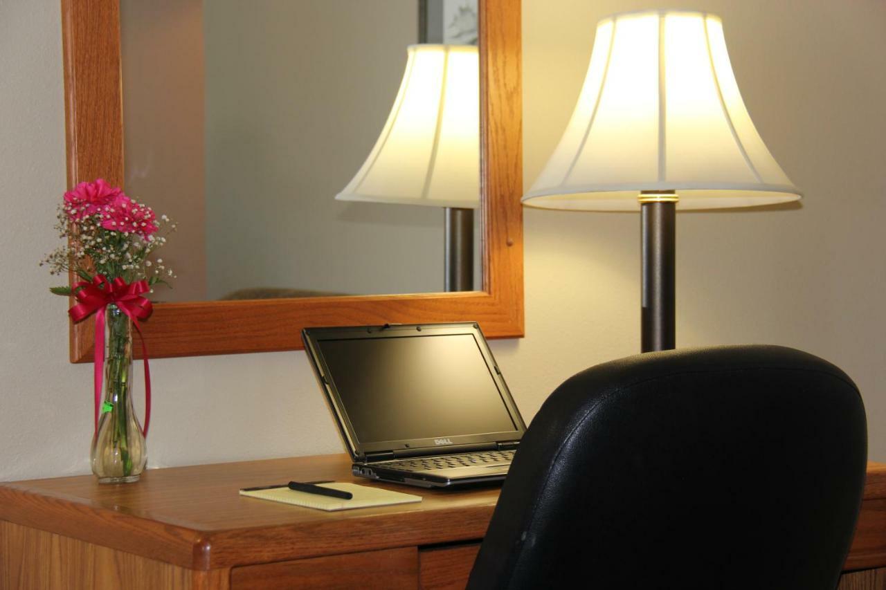 Homestead Inn And Suites Hardin Екстериор снимка